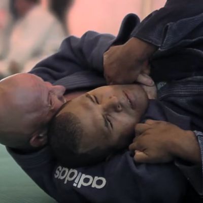 O filme "Tenório em Pequim" acompanha a inspiradora jornada de Antônio Tenório, um judoca brasileiro notável por sua determinação e habilidade, apesar de ser deficiente visual. 