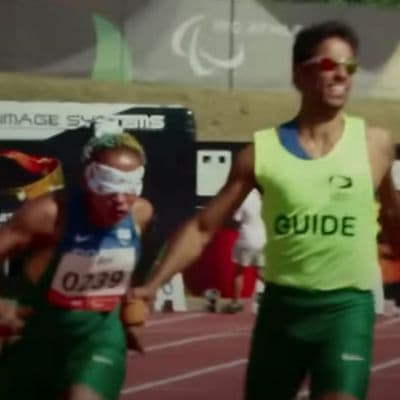 "Paratodos" é um documentário que explora a vida e a trajetória de atletas com deficiências, focando em suas jornadas para competir nos Jogos Paralímpicos. 