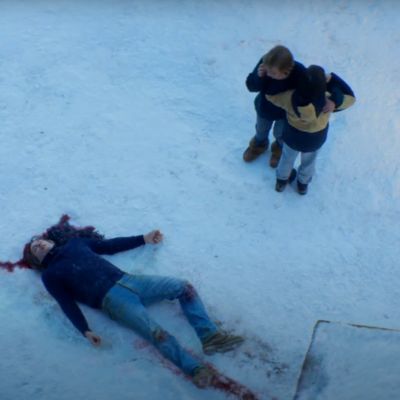 imagem do filme anatomia de uma queda. mãe e filho em pé , olhando para o corpo do homem caido na neve