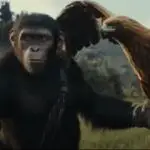 imagem do filme planeta dos macacos o reinado, o macaco cesar segurando um aguia em seu braço esquerdo.